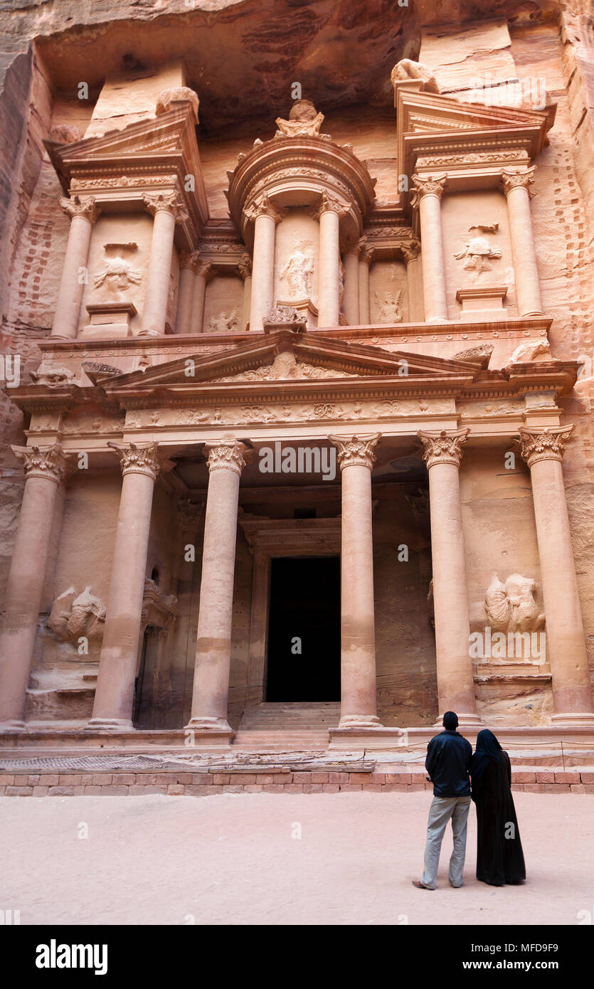 Couple arabe le temple taillé dans la roche d'El Hazne, capitale de la royaume nabatéen, Petra, Jordanie Banque D'Images