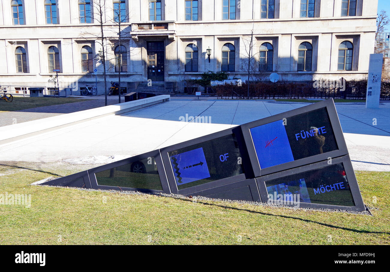 Les écrans de télévision, à moitié enfoui à l'approche de Munich Centre de documentation pour l'histoire du national-socialisme, Fuhrerbau à l'arrière, Banque D'Images