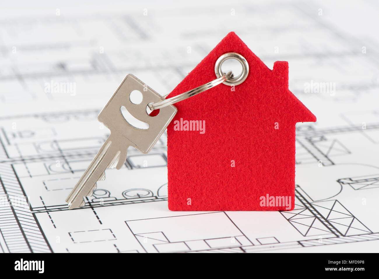 Maison modèle et touche d'accueil portant sur le plan de la construction Banque D'Images