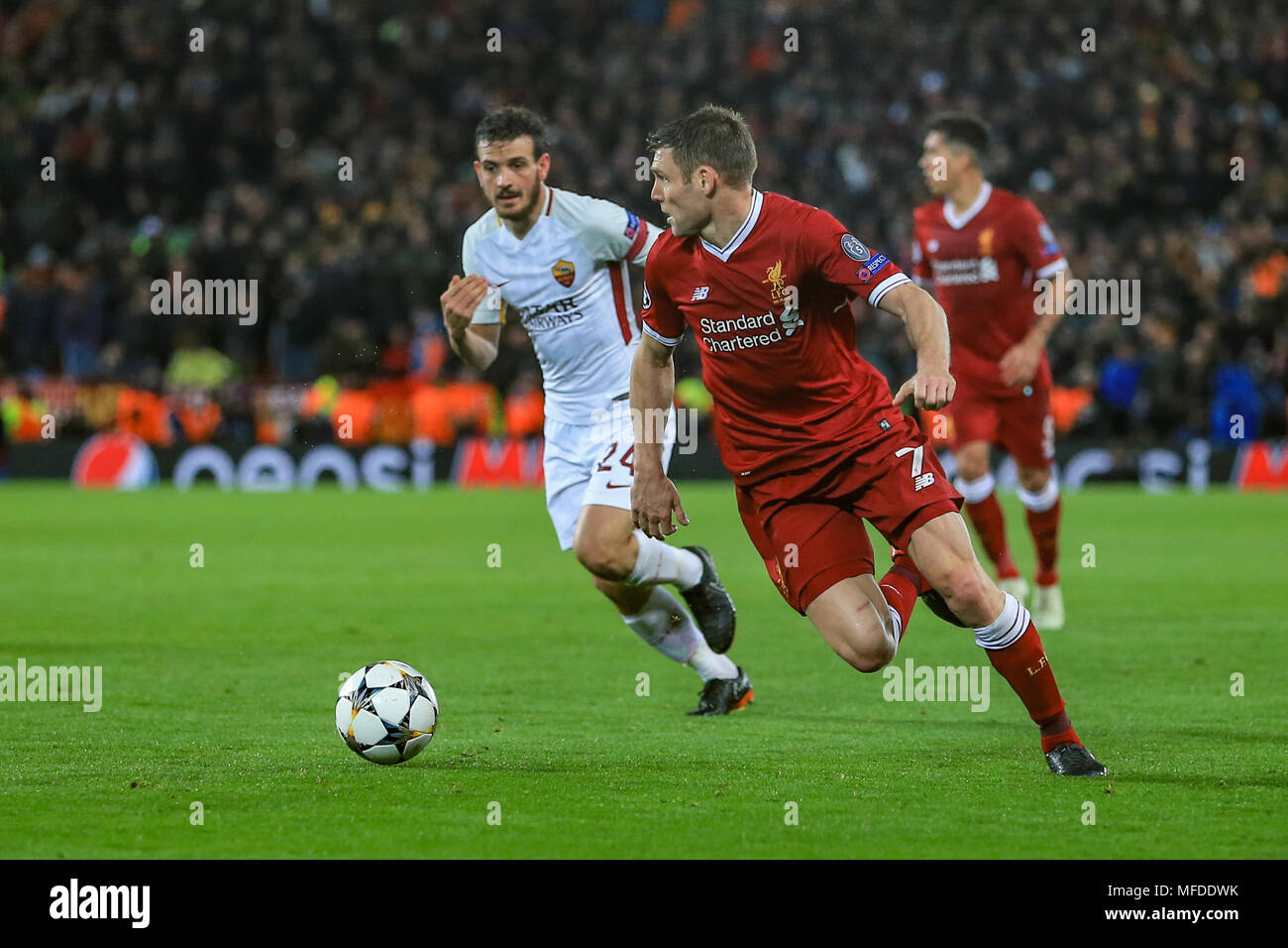 Liverpool, Royaume-Uni. 24 avril, 2018. 24 AVRIL 2018 , Anfield, Liverpool, Angleterre ; demi-finale de la Ligue des Champions de l'UAFA, première étape, Liverpool v Roma ; James Milner de Liverpool avec le ballon Credit : Nouvelles Images /Alamy Live News Banque D'Images