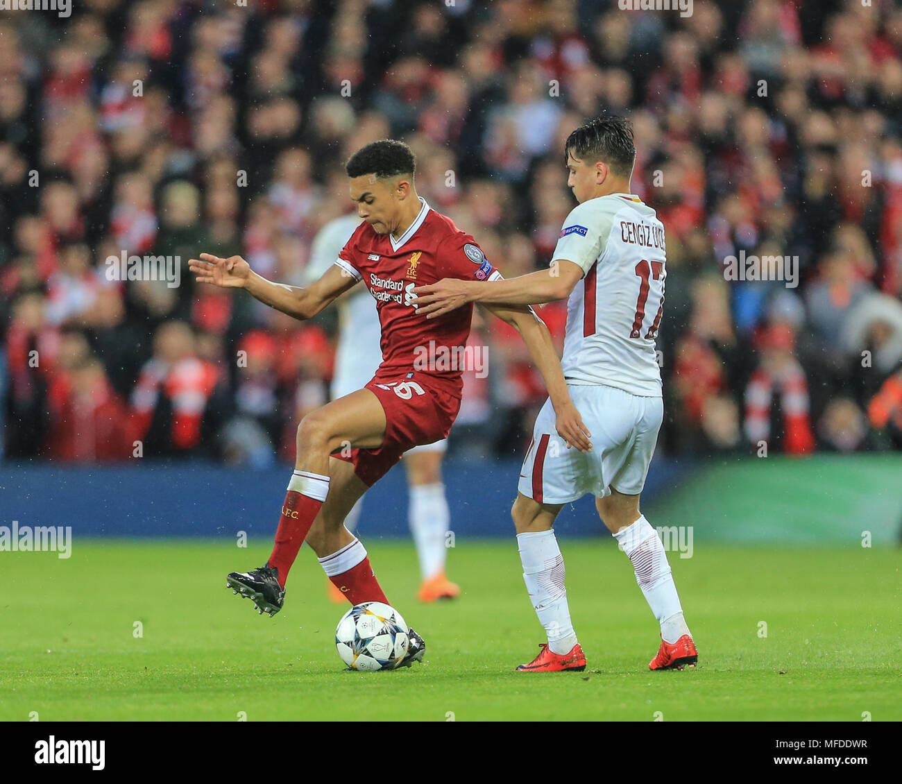 Liverpool, Royaume-Uni. 24 avril, 2018. 24 AVRIL 2018 , Anfield, Liverpool, Angleterre ; demi-finale de la Ligue des Champions de l'UAFA, première étape, Liverpool v Roma ; Alexander-Arnold Trent de Liverpool est poussé par Cengiz en vertu du crédit roms : Nouvelles Images /Alamy Live News Banque D'Images