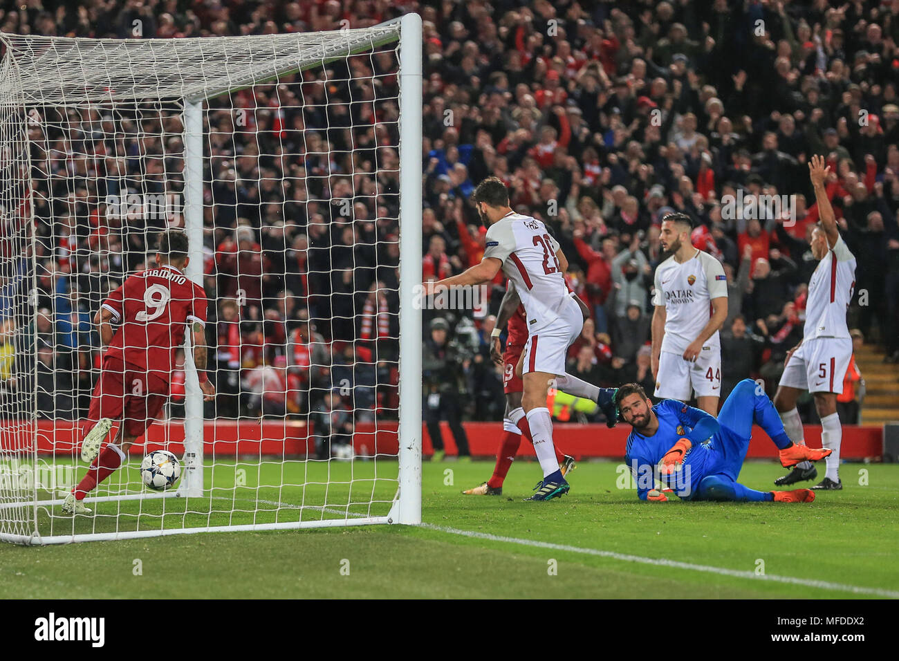 Liverpool, Royaume-Uni. 24 avril, 2018. 24 AVRIL 2018 , Anfield, Liverpool, Angleterre ; demi-finale de la Ligue des Champions de l'UAFA, première étape, Liverpool v Roma ; Alisson Becker de Roma regarde Roberto Firmino de Liverpool trouve le fond du filet Crédit : News Images /Alamy Live News Banque D'Images