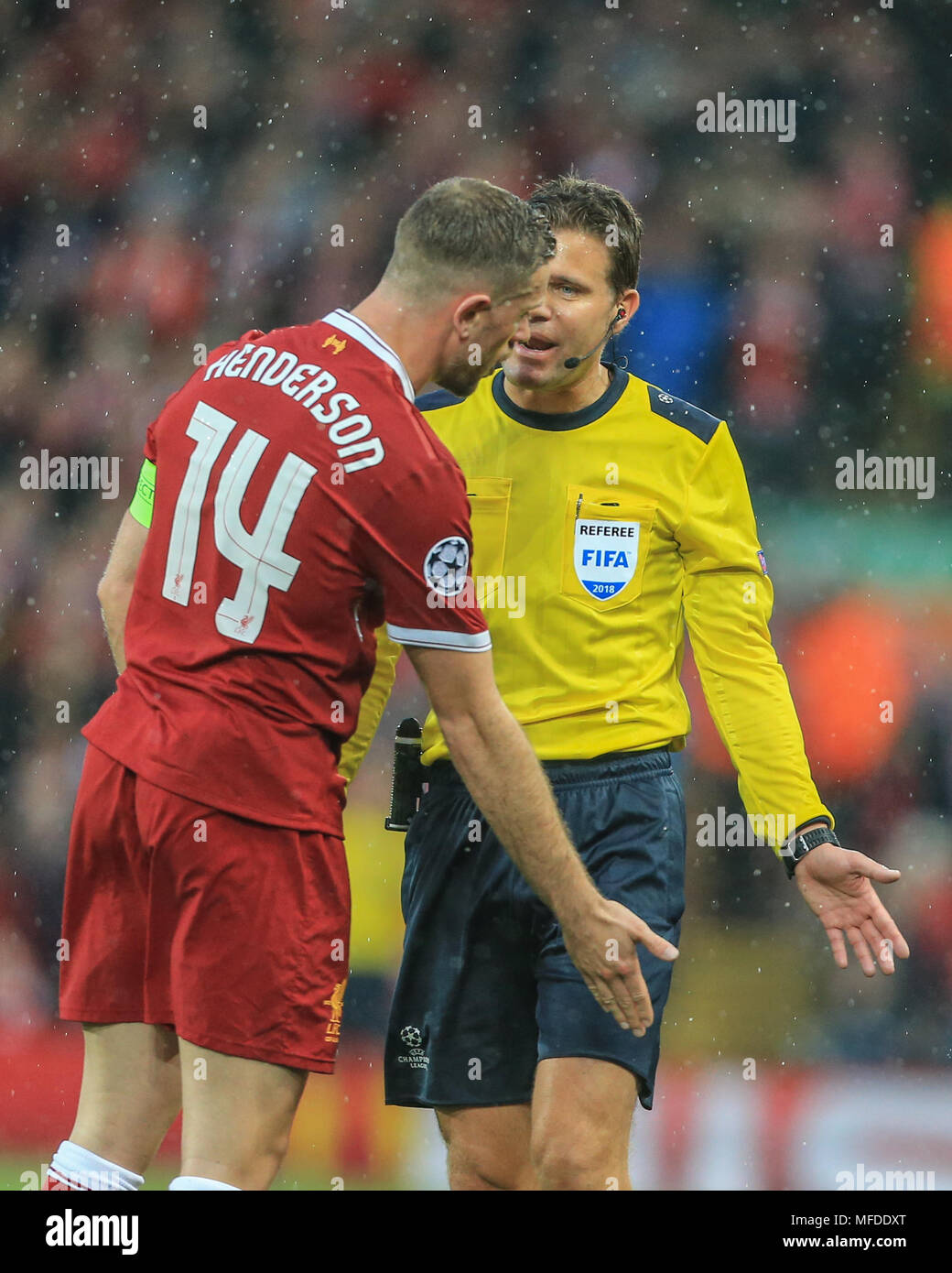 Liverpool, Royaume-Uni. 24 avril, 2018. 24 AVRIL 2018 , Anfield, Liverpool, Angleterre ; demi-finale de la Ligue des Champions de l'UAFA, première étape, Liverpool v Roma ; arbitre Felix Brych parle à Jordan Henderson de Liverpool sur Alex Oxlade-Chamberlain blessure de Liverpool : Crédit News Images /Alamy Live News Banque D'Images