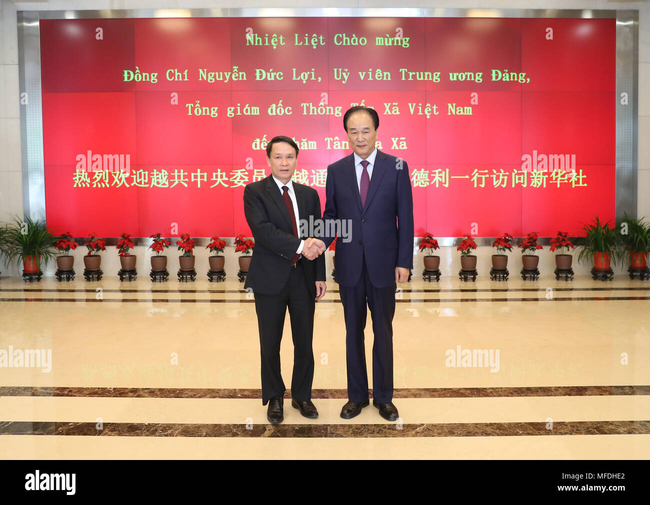 Beijing, Chine. Apr 25, 2018. Président de l'agence de presse Xinhua Cai Mingzhao (R) rencontre avec Nguyen Duc Li, directeur général de Vietnam News Agency (VNA), à Beijing, capitale de Chine, le 25 avril 2018. Credit : Wang Ye/Xinhua/Alamy Live News Banque D'Images