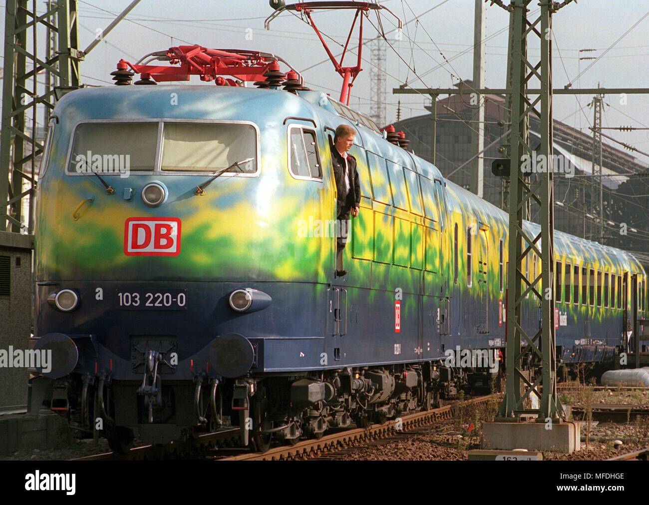 Le nouveau DB train touristique va arriver à la gare centrale de Francfort le 9 octobre 1995. Dans l'avenir, la Deutsche Bahn veut envoyer ses pop-up look-graffiti train plutôt que par voiture et maison de vacances avion dans cette part de marché. Coeur de train touristique sont deux voitures club avec restaurant et café et un coin salon confortable. Pour les petits passagers, le train a mis en place un service accessible pour l'habitacle. Dans la première phase, l'entreprise ferroviaire souhaite offrir à ses propres frais de voyage. L'objectif est, cependant, à prêter le train, entre autres, aux tour-opérateurs et agences de voyage. Dans le monde d'utilisation | Banque D'Images