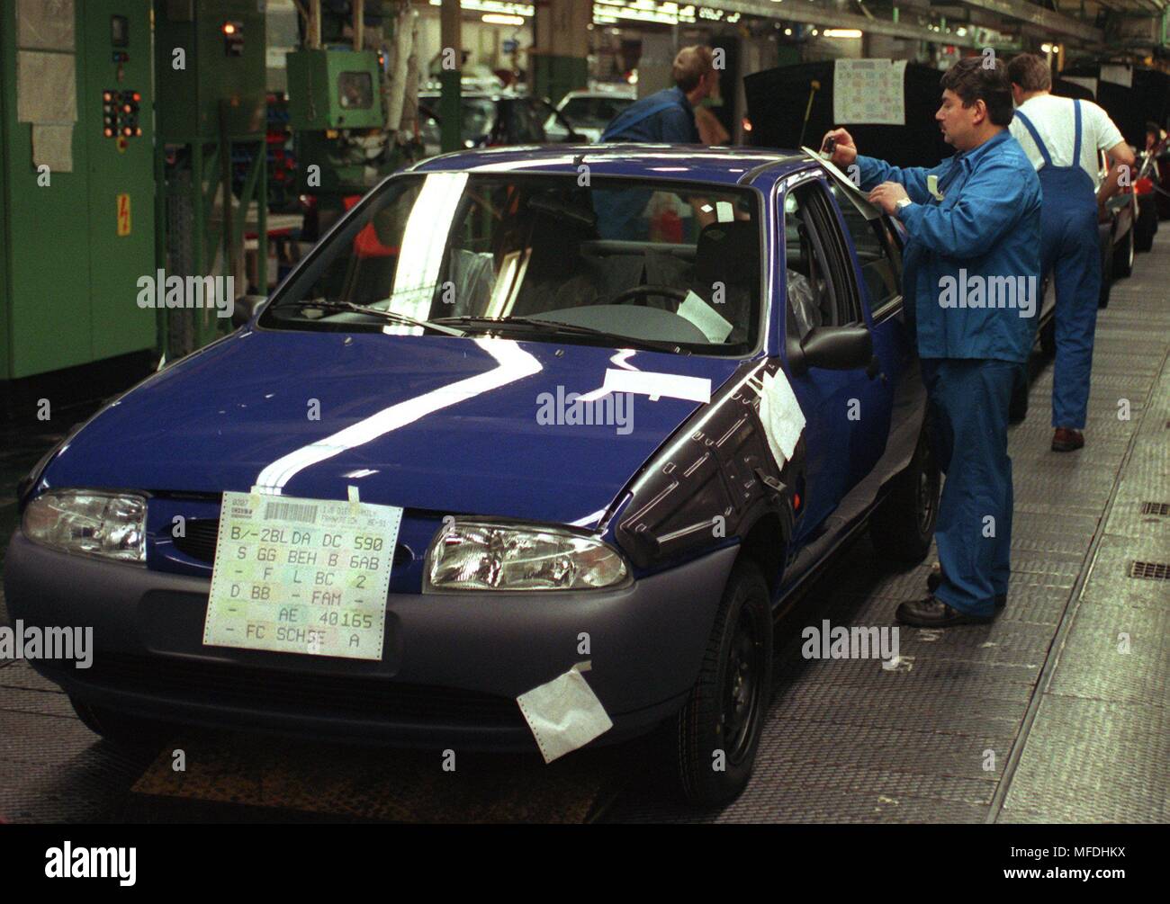 Cologne, 18.1.96 : employé de l'usine Ford Kolner Niehl au dernier mois de la nouvelle Ford Fiesta. Toutes les 40 secondes, une nouvelle Fiesta quitte la voiture ceinture du fabricant. Tous les jours jusqu'à 1 160 unités du modèle de véhicule plus jeunes sont créés. Dans le monde d'utilisation | Banque D'Images