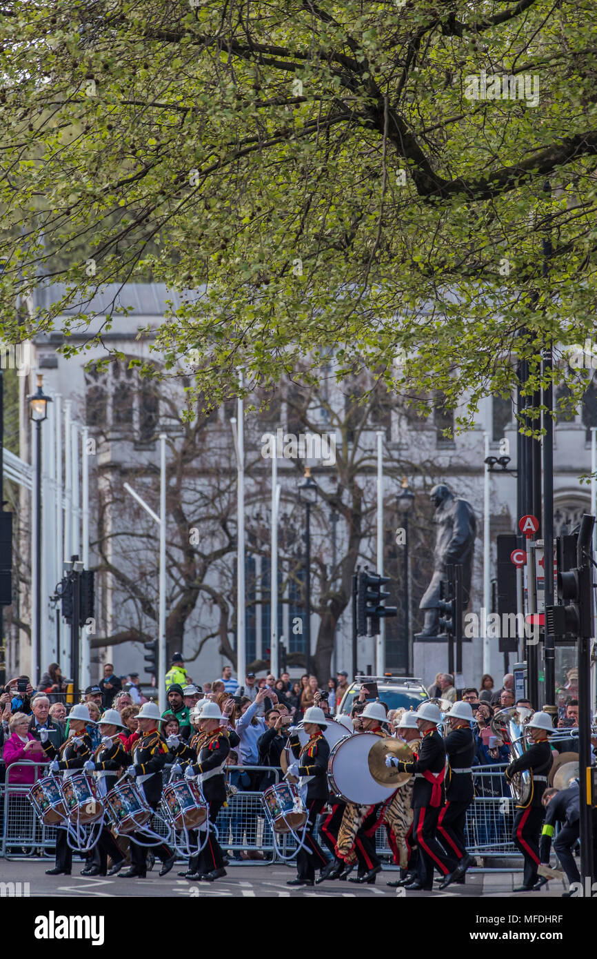 Londres, Royaume-Uni. 25 avril 2018. Les Royal Marines Band mène les anciens combattants et leurs proches - le prince Harry et Boris Johnson assister à un service commémoratif de l'Anzac Day au Cénotaphe, dans Whitehall. Crédit : Guy Bell/Alamy Live News Banque D'Images