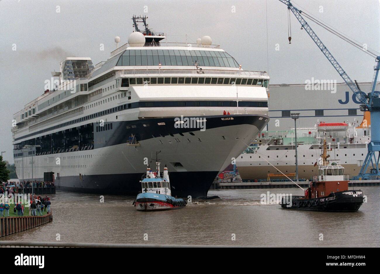 Le 262 mètres super bateau de croisière 'Galaxy' (77 000 tonnes), qui était presque achevée à la chantier Meyer de Papenburg, est remorqué par plusieurs remorqueurs à l'équipement du chantier naval pier après avoir été assommé le 14.09.1996. La 'Galaxy' avec chambre pour 1 900 passagers est le plus grand navire jamais construit à Papenburg. En octobre, elle est à conduire sur l'étroite et spécialement après l'Emden Ems dragué. À partir de là, le super-cruiser à fuir, avant la livraison au client pour Greek-American voyages d'essai à la mer du Nord. Dans le monde d'utilisation | Banque D'Images