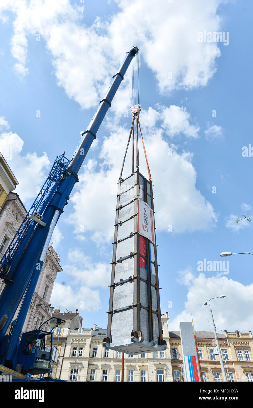 Installation en cours de restauré "Merci, Nord' memorial en granit datant de 1990 est visible sur l'American Avenue à Pilsen (Plzen), la République tchèque, le 25 avril 2018. Cérémonie de dévoilement aura lieu le 3 mai. Environ 400 clubs d'histoire militaire de la République tchèque, la Slovaquie et divers autres pays co-créer des camps militaires historiques' atmosphère au cours de la libération de Plzen Festival le mai 3-6. (Photo/CTK Miroslav Chaloupka) Banque D'Images