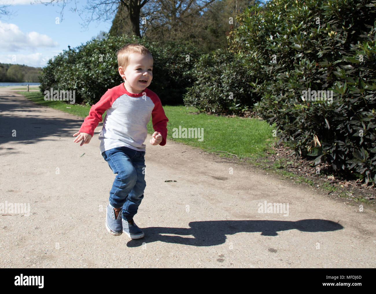 Worksop, Nottinghamshire, Angleterre. Mercredi 25 avril 2018. Sam Wilson, deux ans, joue à l'extérieur dans le soleil à Clumber Park, Worksop, Nottinghamshire. Credit : James Wilson/Alamy Live News Banque D'Images