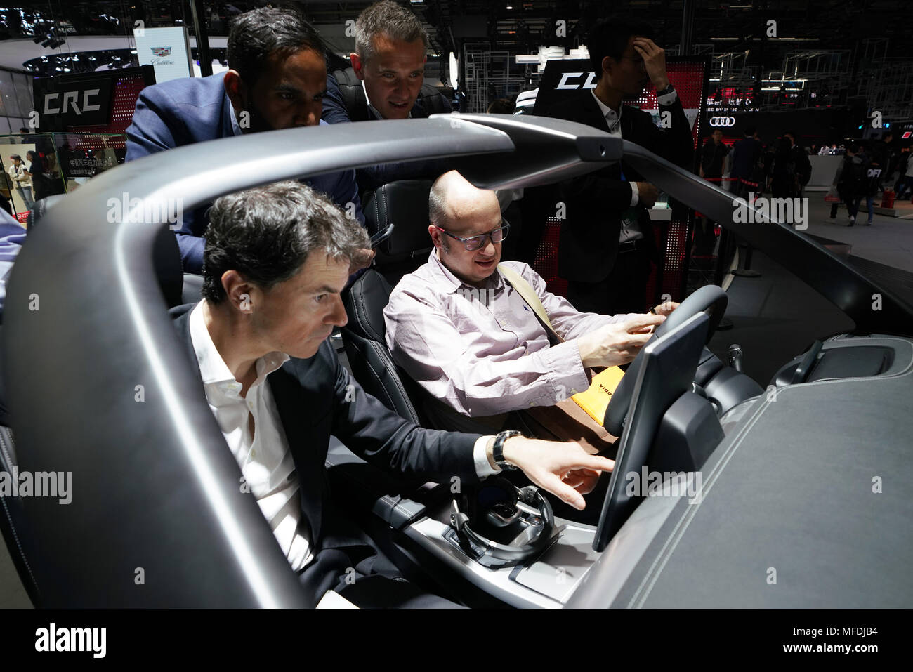 Beijing, Chine. Apr 25, 2018. Les visiteurs font l'expérience à la cabine de simulation d'une voiture de marque BYD à l'Exposition Internationale Automobile de Beijing 2018 (Auto China 2018) à Beijing, capitale de Chine, le 25 avril 2018. L'Auto China 2018 se déroulera du 25 avril au 4 mai à Beijing. Credit : Ju Huanzong/Xinhua/Alamy Live News Banque D'Images