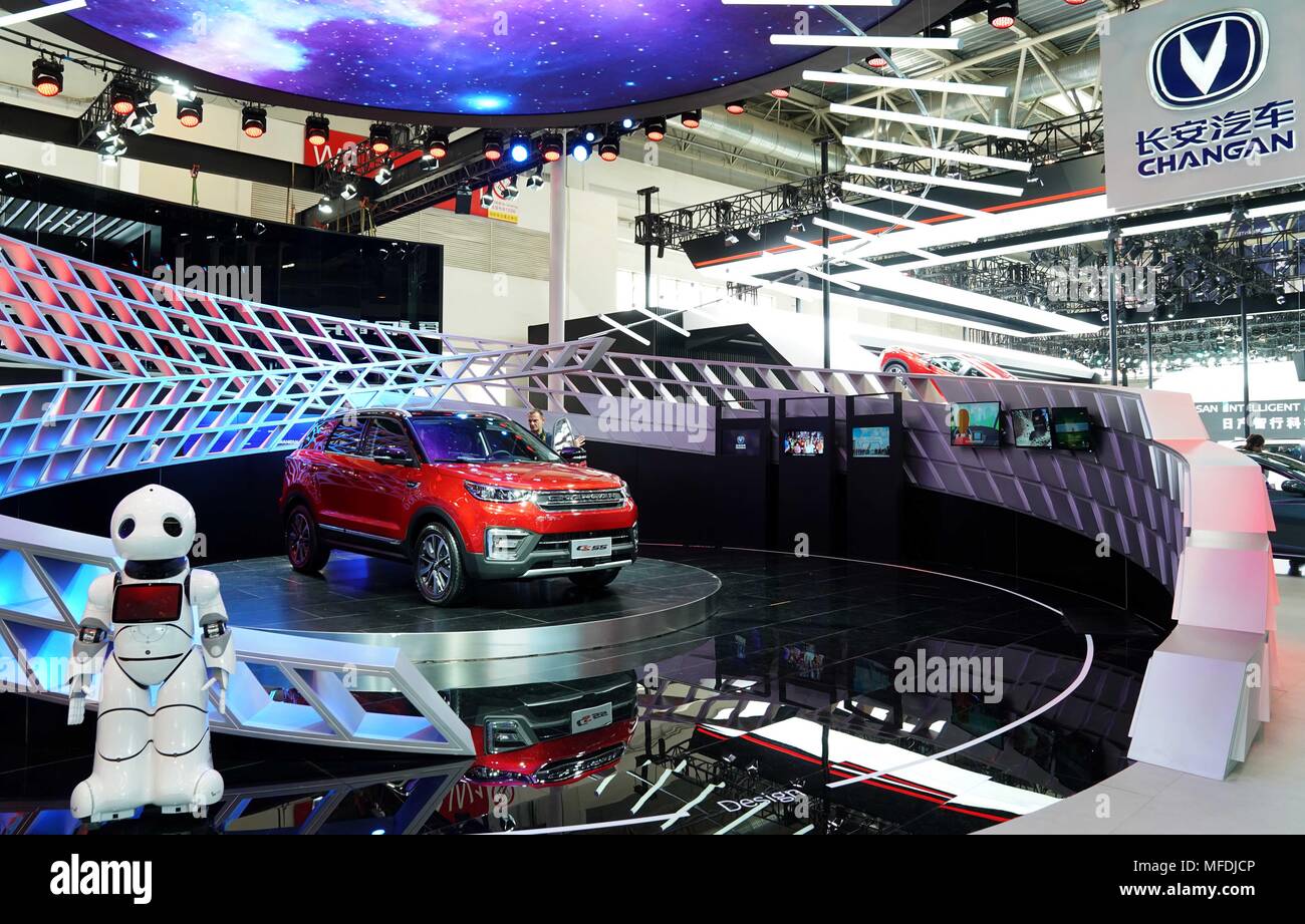 Beijing, Chine. Apr 25, 2018. Les voitures affichent de Chang'an à Pékin 2018 marque l'Exposition Internationale Automobile (Auto China 2018) à Beijing, capitale de Chine, le 25 avril 2018. L'Auto China 2018 se déroulera du 25 avril au 4 mai à Beijing. Crédit : Chen Jianli/Xinhua/Alamy Live News Banque D'Images