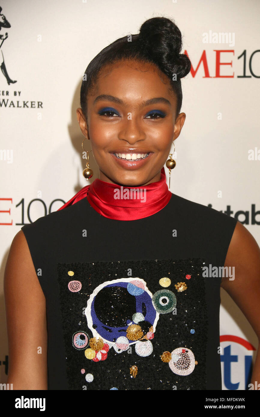 New York City, New York, USA. Apr 24, 2018. YARA SHAHIDI actrice assiste à l'heure 100 2018 Gala tenu au Jazz at Lincoln Center. Credit : Nancy/Kaszerman ZUMA Wire/Alamy Live News Banque D'Images