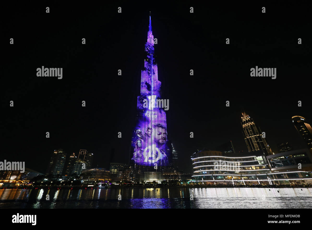 Dubaï, Émirats arabes unis. 25 avril 2018. La Burj Khalifa, le plus haut bâtiment du monde, a été illuminée en mauve avec des portraits de caractère Thor et les gardiens de la galaxie pour annoncer le film Marvel, Avengers, Infinity War in Dubai, UAE. Le bâtiment montre l'expression, un jour d'aller et a compté chaque soir jusqu'à la sortie du film. Crédit : Paul Brown/Alamy Live News Banque D'Images