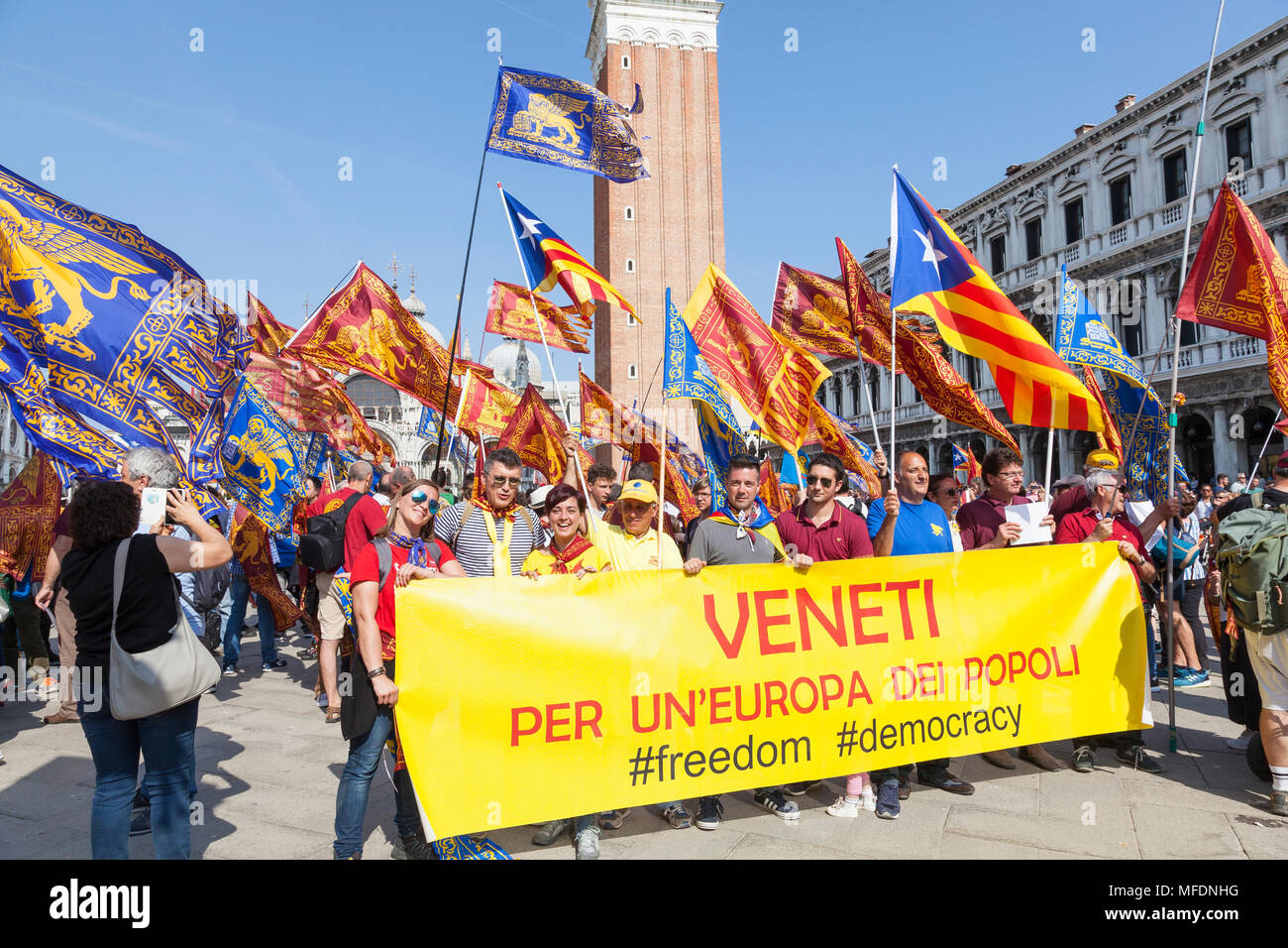 Venise, Vénétie, Italie. 25 avril 2018. Festivités de la Place St Marc marquant le jour de la libération (Festa della Liberatione) commémoration de la fin de la Seconde Guerre mondiale et l'occupation nazie de l'Italie. . Pour Venise c'est aussi la fête de Saint Marc. (Festa di San Marco) le saint patron de la ville marquant l'anniversaire de sa mort en 68 après J.-C. avec la bannière du groupe de promouvoir la démocratie de Venise et la libération de l'Italie. Banque D'Images