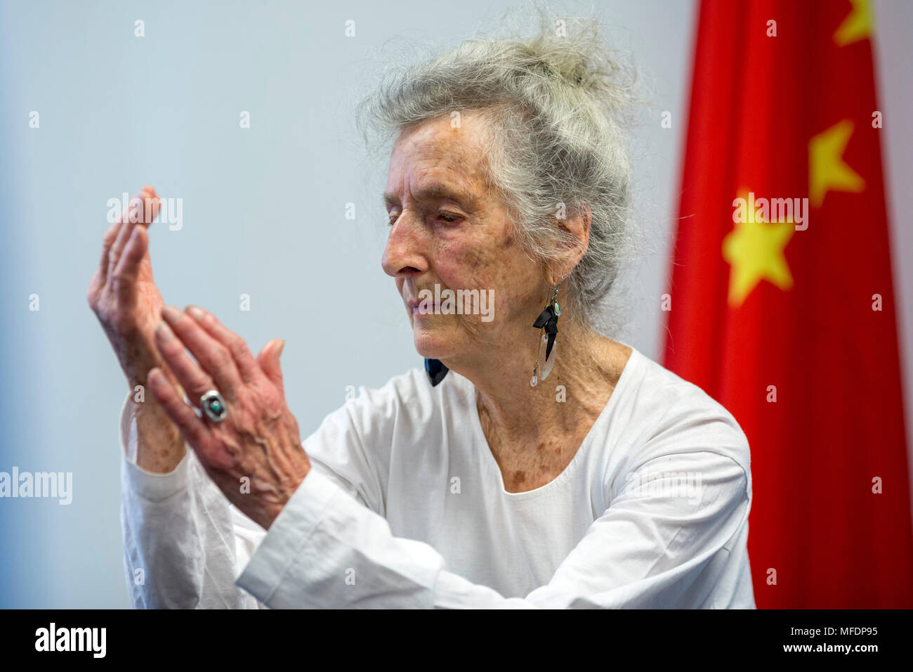 (180425) -- NEW YORK, 25 avril 2018 (Xinhua) -- Doreen Hynd démontre le Tai Chi Chuan à New York, États-Unis, le 19 avril 2018. Doreen Hynd, une femme énergique et passionnée qui vit aux États-Unis, a dit qu'elle attribue son élan à une vie d'amour et de persistance de la pratique du Tai Chi Chuan, un art martial chinois pratiqué sous forme de se défendre et rester en bonne santé. À l'âge de 93 ans, elle peut encore faire presque tout ce qu'elle veut -- Cook, la danse, jouer au tennis, prendre le bus jusqu'à différents endroits pour enseigner à ses élèves -- sans surcharger son corps. (Xinhua/Muzi Li) Banque D'Images