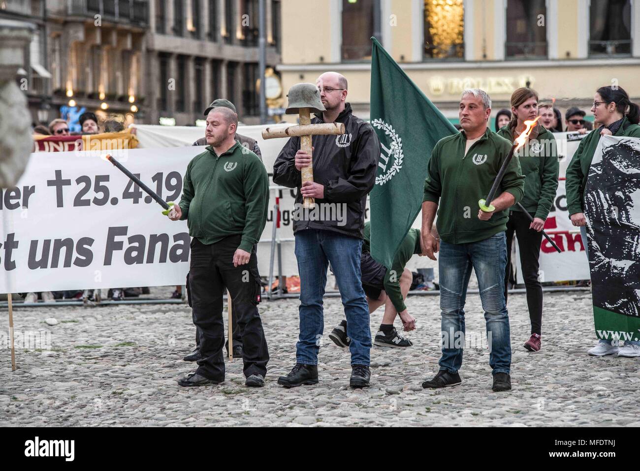 Munich, Bavière, Allemagne. Apr 25, 2018. Les militants extrémistes, groupe néo-nazi III. Weg (où Weg, Troisième circuit) a tenu chaque année leur mémoire de Reinhold Elstner, un néo-nazi qui sont morts en raison de l'auto-immolation en 1995. La participation a été en Statzberger Karl-Heinz terroristes, qui a été condamné pour avoir tenté de bombarder la Synagogue de Munich. Le groupe détient cette cérémonie chaque année à Max Joseph Platz, en face de la célèbre et Staatsopera Residenz, qui pendent des bannières dans l'opposition au groupe. Credit : Sachelle Babbar/ZUMA/Alamy Fil Live News Banque D'Images