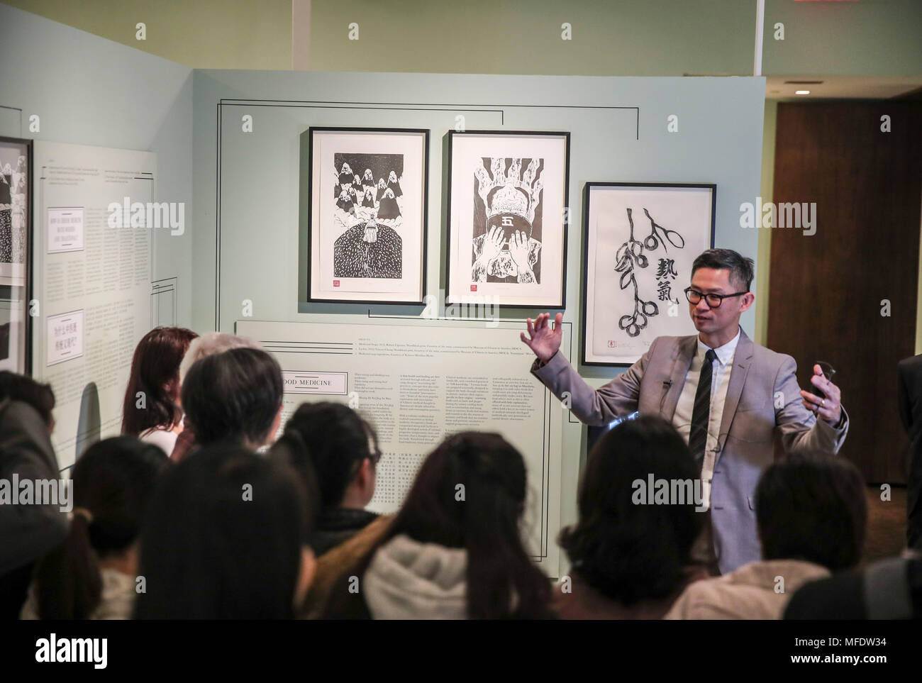 (180425) -- NEW YORK, 25 avril 2018 (Xinhua) -- Herb Tam, Museum of Chinese in America (MOCA), conservatrice et directrice des expositions, introduit au cours de la prévisualisation de presse Expositions de la médecine chinoise en Amérique latine : la convergence des idées, des personnes et des pratiques et sur les étagères de Kam Wah Chung & Co. dans le Museum of Chinese in America à New York, États-Unis, 25 avril 2018. New York City's Museum of Chinese in America (MOCA) a dévoilé mercredi deux expositions d'avant-garde sur la médecine traditionnelle chinoise (TCM) et de pratiques en Amérique latine à travers des objets médicaux et l'art contemporain. Banque D'Images