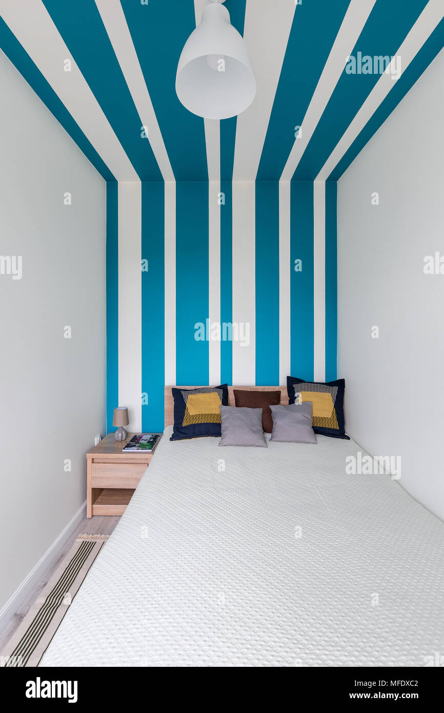 Chambre Simple Avec Des Rayures Bleu Et Blanc Sur Le Mur Photo Stock Alamy