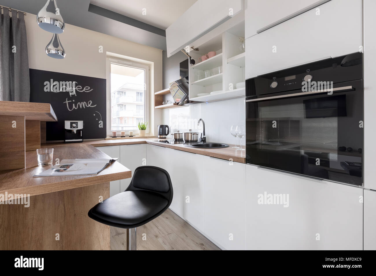 Armoire De Cuisine Blanche Et Comptoir Noir almoire