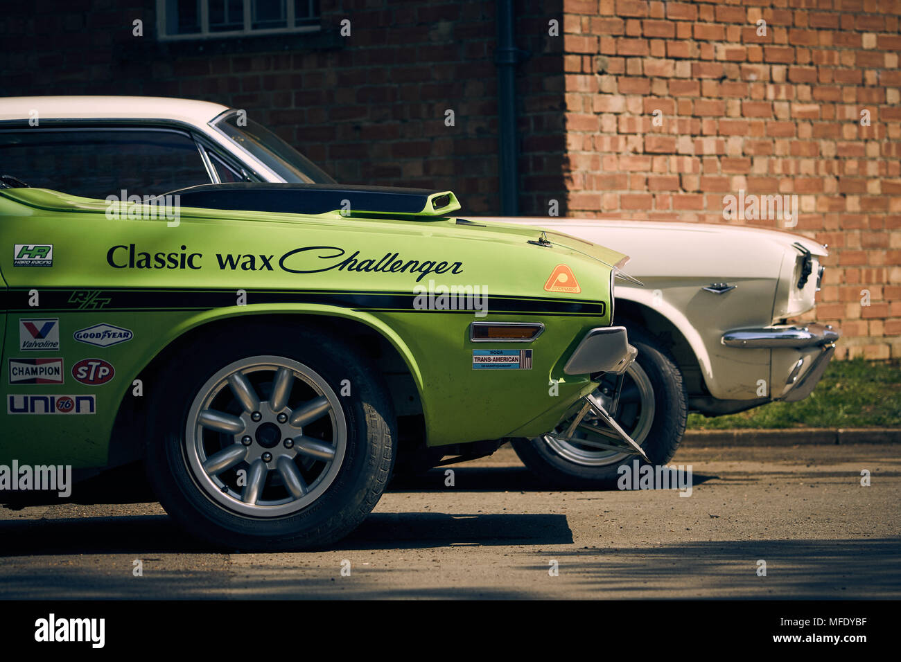 Dodge Challenger vert est situé en face de la Ford Mustang blanche sur le côté Banque D'Images