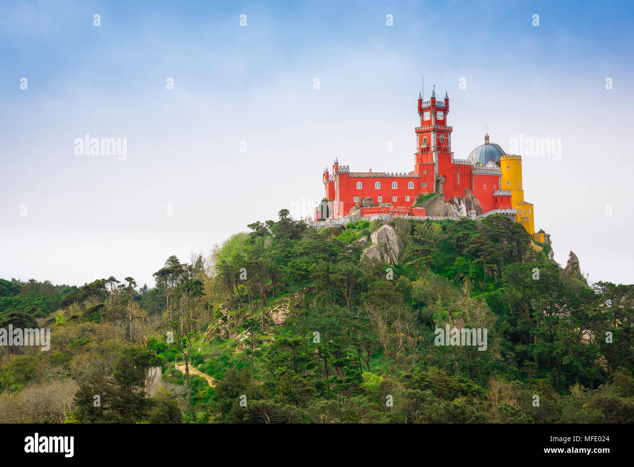 Palace Portugal, vue sur le côté nord de l'Palacio da Pena coloré situé sur une colline près de la ville de Sintra, Portugal. Banque D'Images