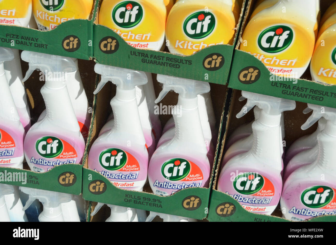 Agent de nettoyage cif spray bouteilles dans une vitrine Banque D'Images