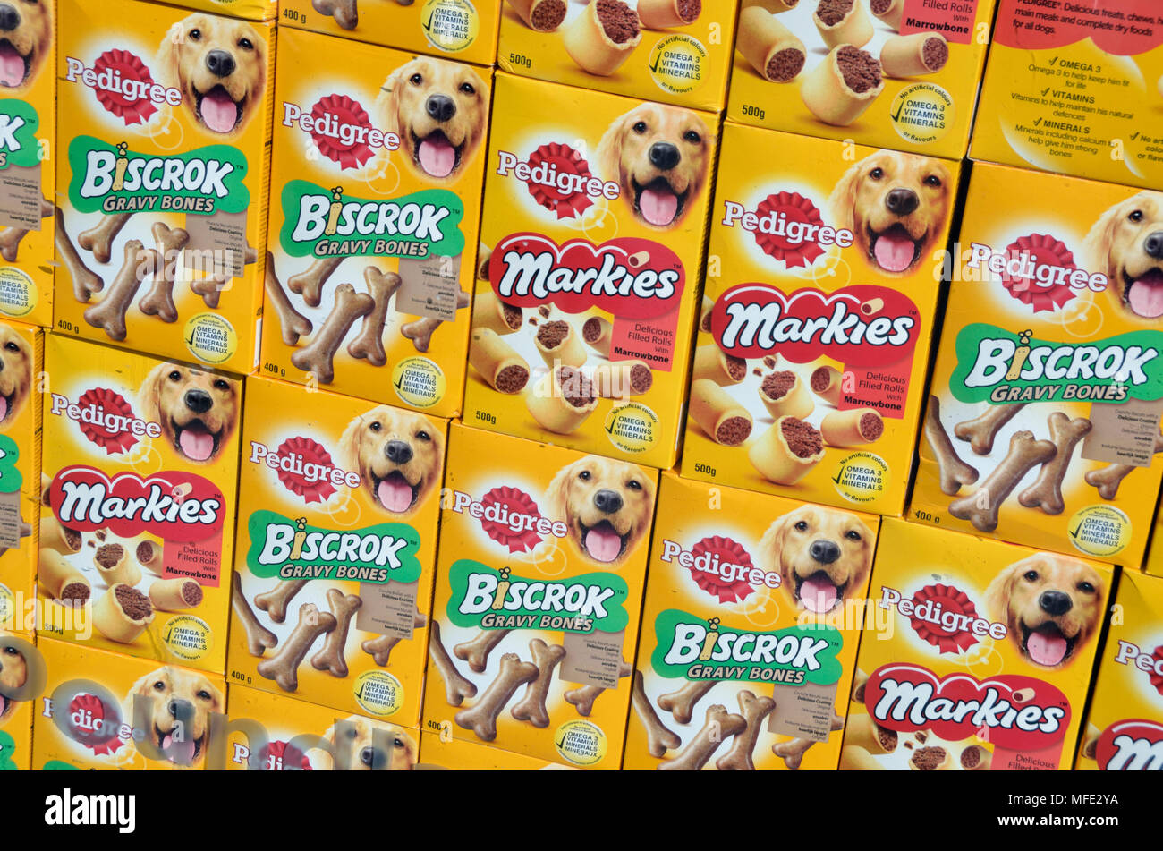 Markies Pedigree Biscrok et produits alimentaires de chien dans une vitrine. Banque D'Images