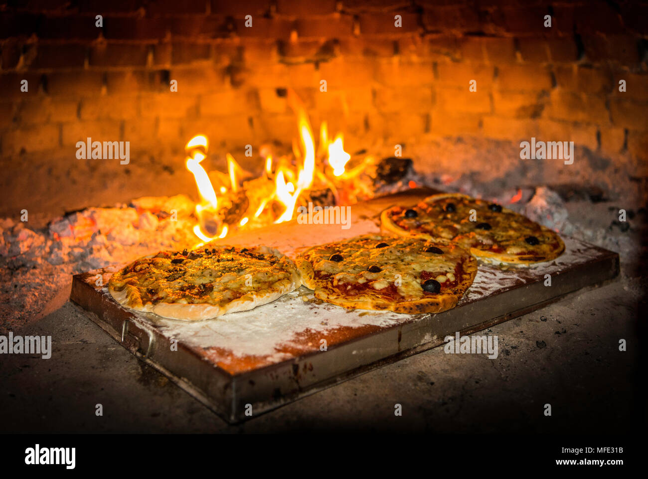 Les pizzas sont cuites dans un four à pizza, four en pierre, Italie Banque D'Images