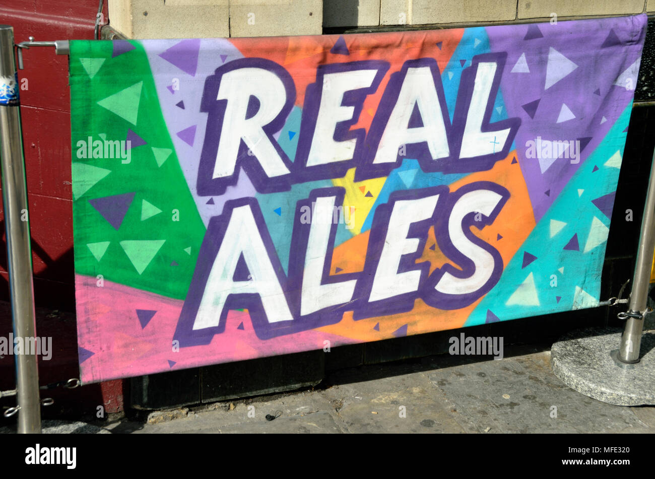 'Coloré des bières' affiche à l'extérieur d'un pub Banque D'Images