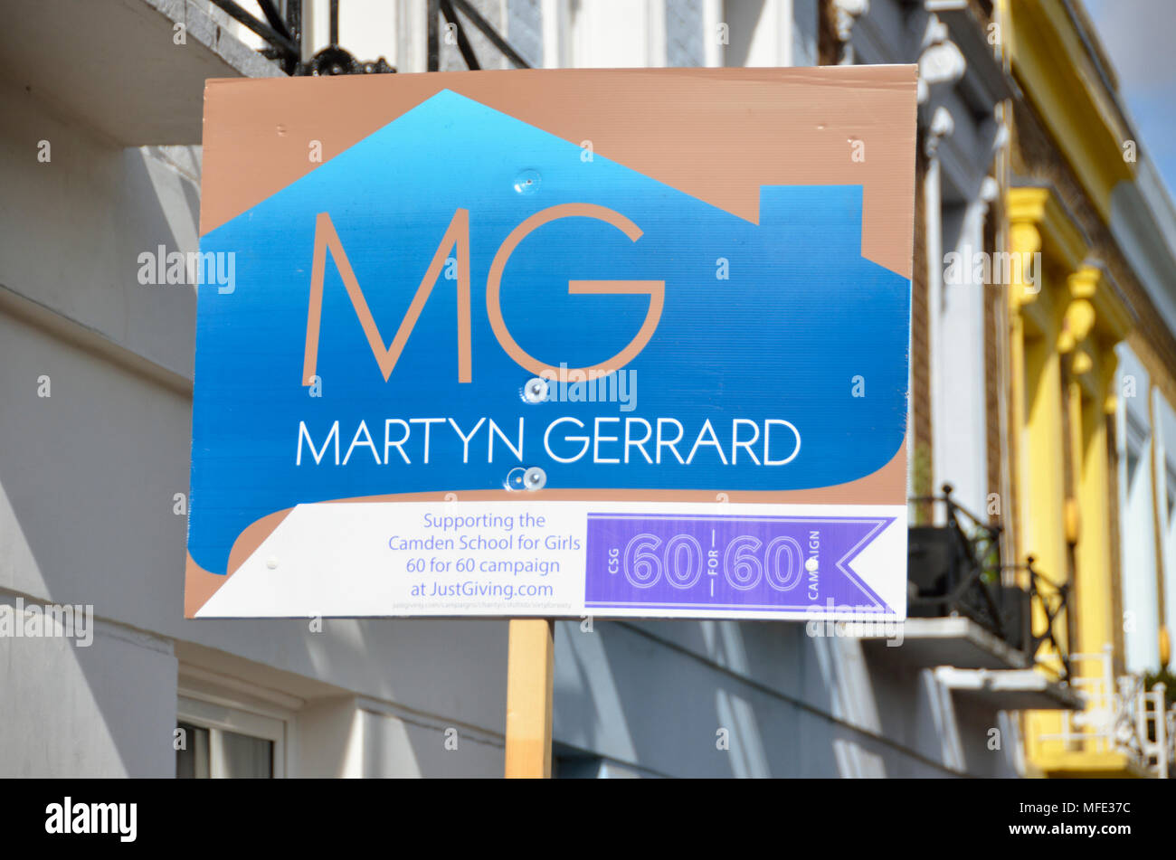 Martyn Gerrard d'administration à l'extérieur d'une maison, London, UK Banque D'Images