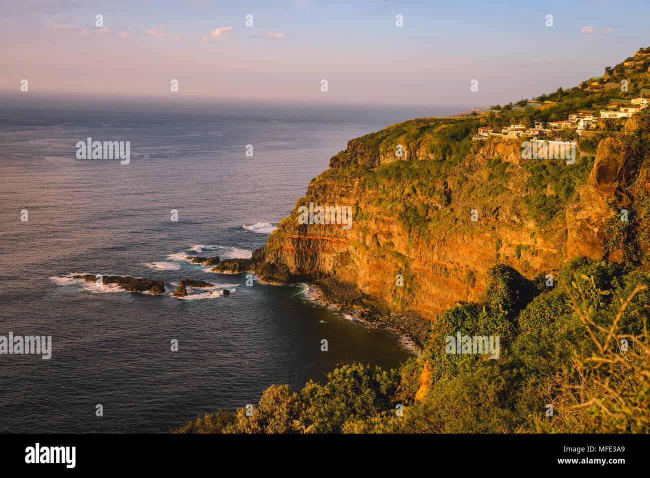 Vue depuis le Mirador de las Breñas aux falaises, la côte nord de Tenerife, lumière du soir, El Sauzal, près de Puerto de la Cruz Banque D'Images