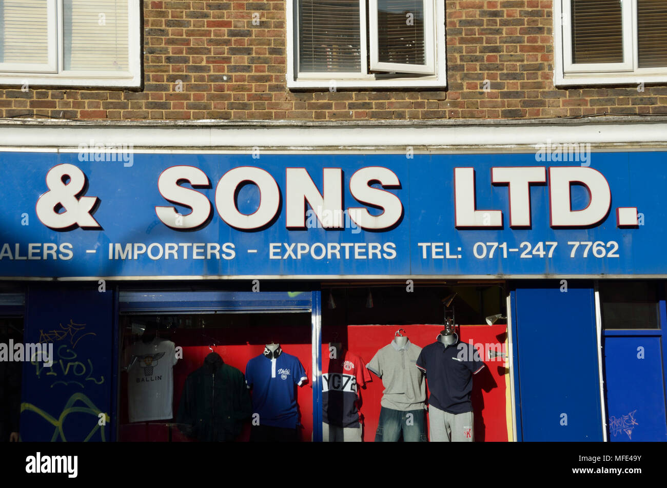 'And Sons Ltd' signe au-dessus d'une boutique de vente en gros de vêtements. Banque D'Images