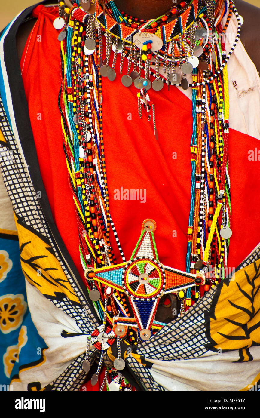 Porté par perles femme Masaï, Masai Mara, Kenya. Banque D'Images