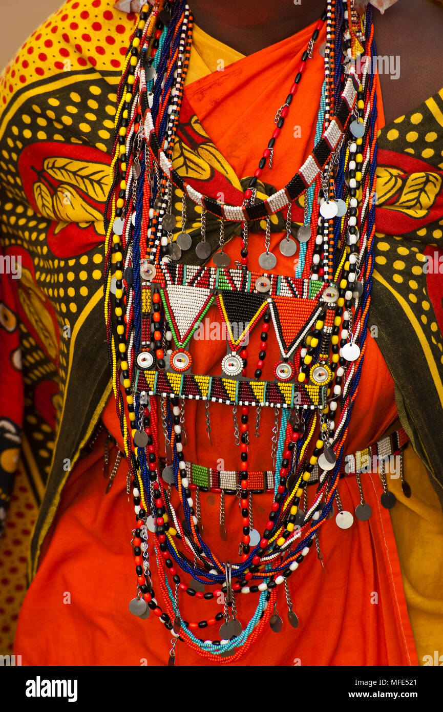 Porté par perles femme Masaï, Masai Mara, Kenya. Banque D'Images