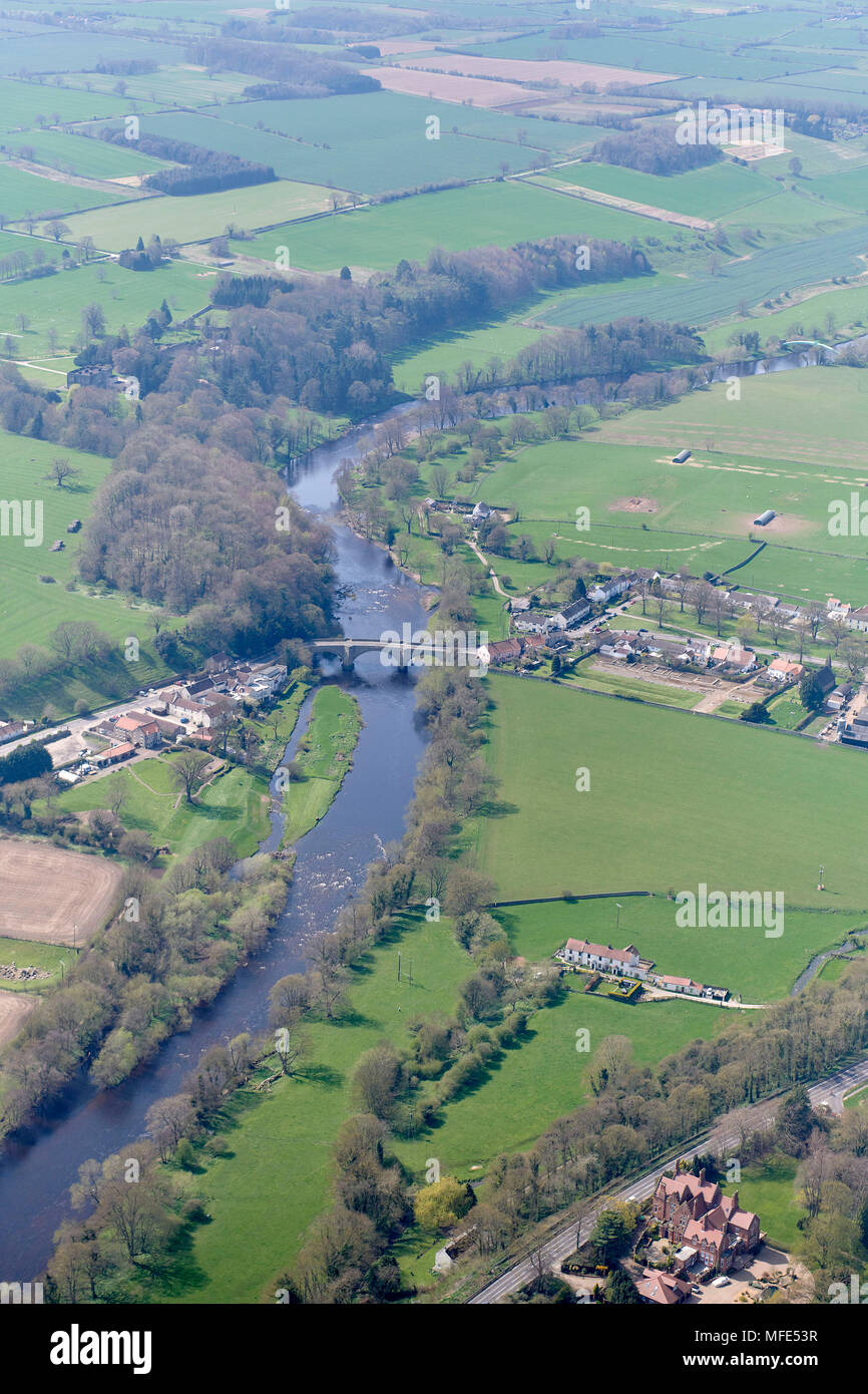 Une vue aérienne de Piercebridge, Angleterre du Nord-Est, et la Rivière Tees, UK, un ancien point de passage de la rivière Romaine Banque D'Images