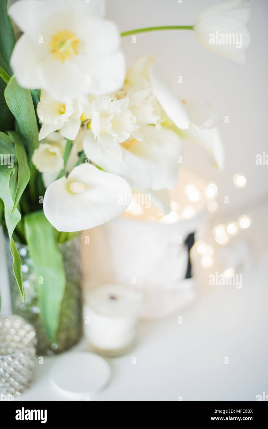 Gros Bouquet De Fleurs De Printemps Blanc Dans Un Vase