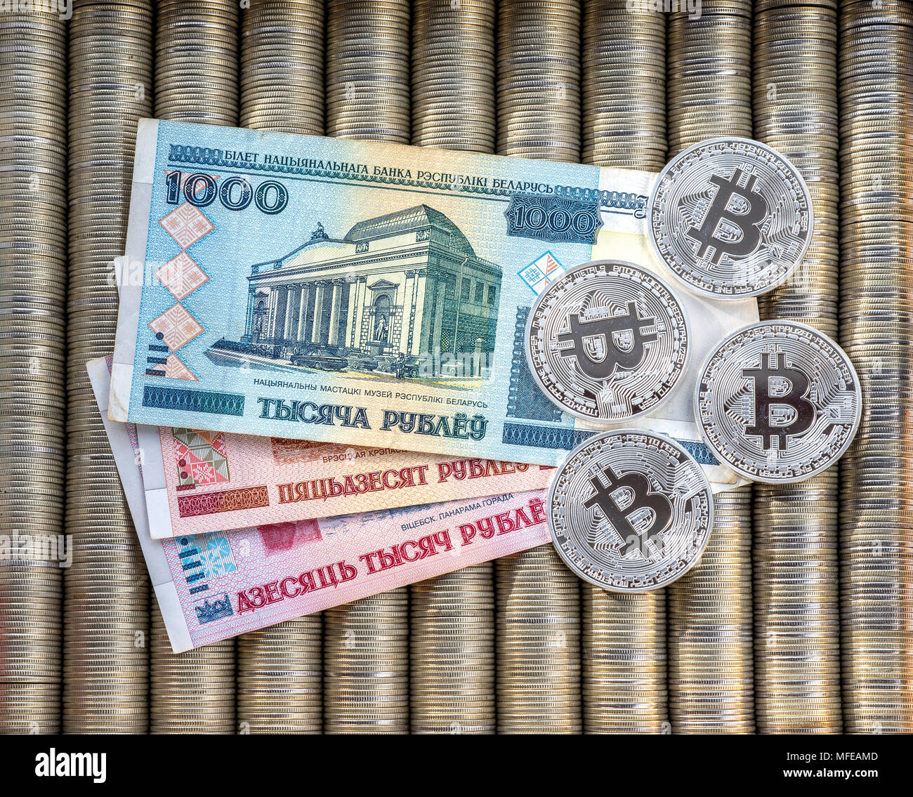 Crypto argent bitcoin BTC, le papier monnaie rouble biélorusse. Les pièces  de métal sont fixées sur un background, close-up vue depuis le haut, devise  crypto ex Photo Stock - Alamy