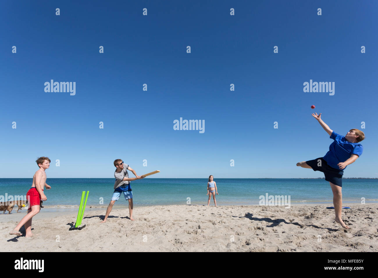 Une tradition pour les familles australiennes est une version du jeu de cricket. Banque D'Images