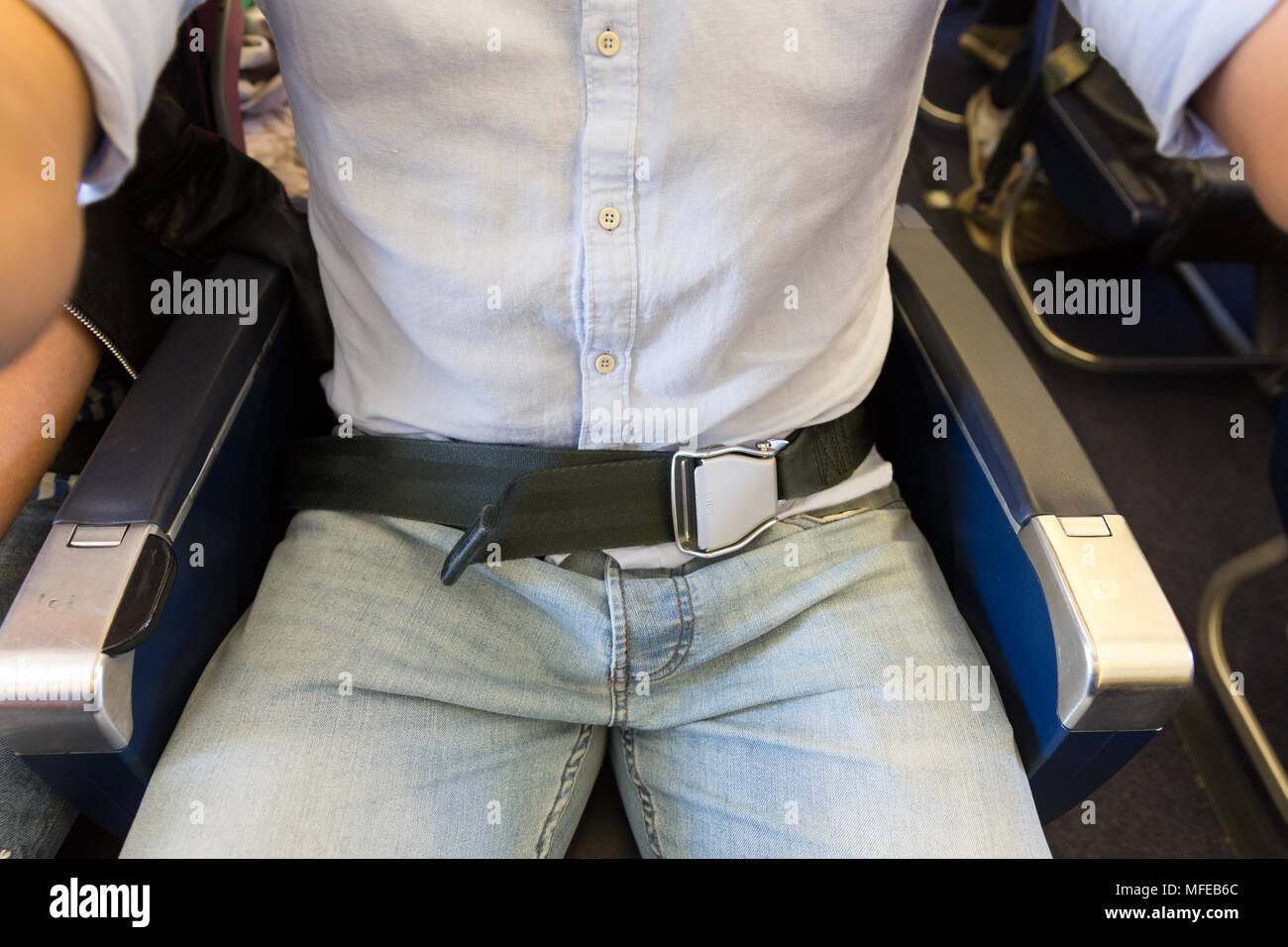 Passager avec ceinture bouclée, assis sur avion pour la sécurité du vol  Photo Stock - Alamy