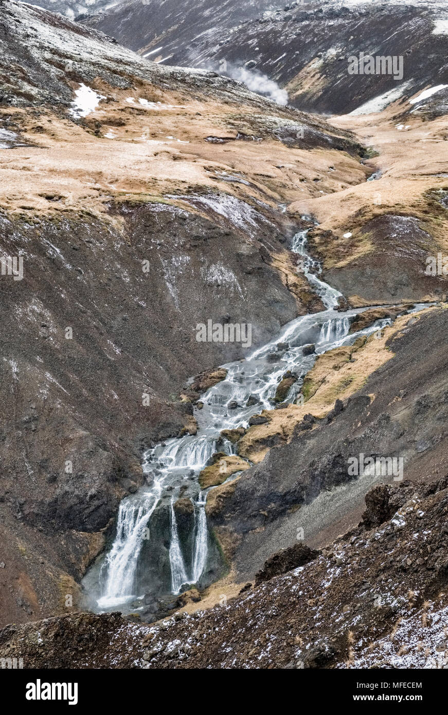 Hveragerði, Islande. Le sentier jusqu'à la rivière à chaud (de Reykjadalur qui est alimenté par les sources géothermiques) passe au-dessus de la chute d'Djúpagilsfoss Banque D'Images