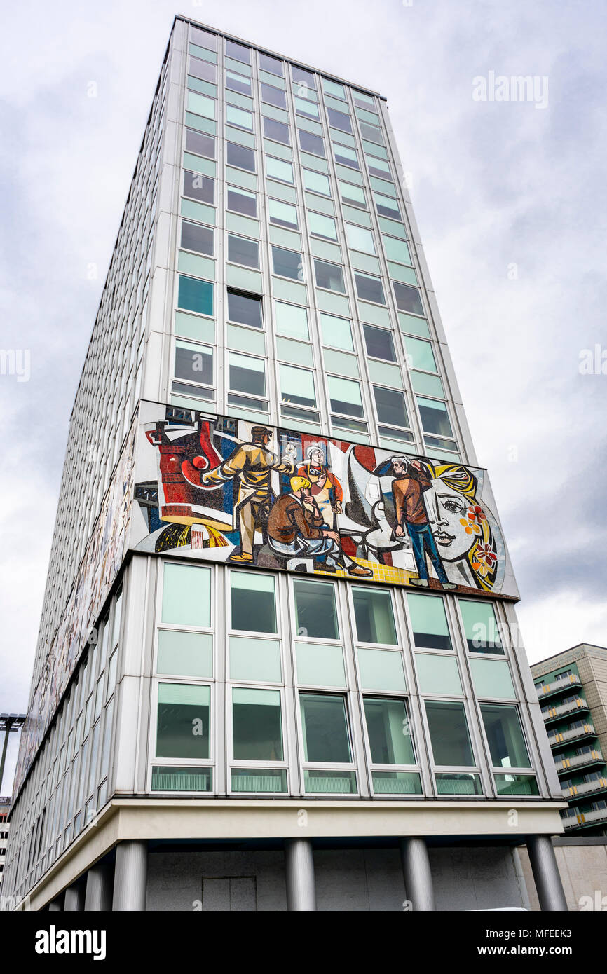 Façade de la "Haus des Lehrers" (maison de l'enseignant) am Alexanderplatz dans l'ancienne partie est de Berlin Mitte, Allemagne 2018 Banque D'Images