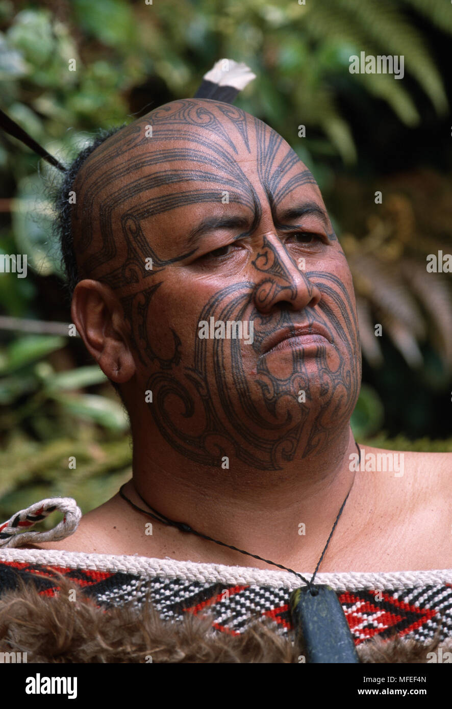 Avec les Maoris du visage traditionnel tatouage (moko) et de costumes authentiques, Nouvelle-Zélande autorisation Modèle disponible Banque D'Images