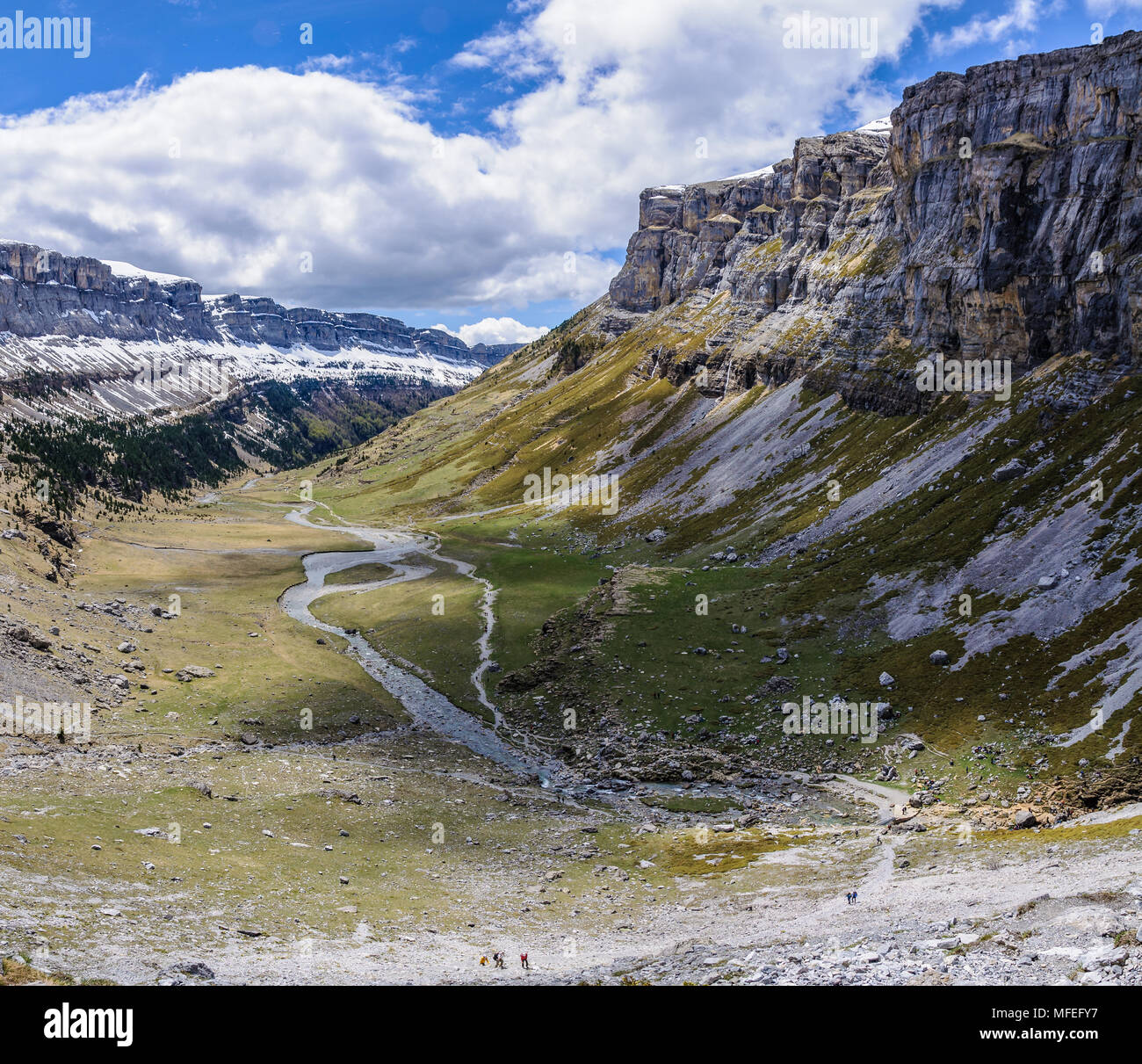 Vue depuis le haut de la vallée d'Ordesa dans les Pyrénées aragonaises, Espagne Banque D'Images