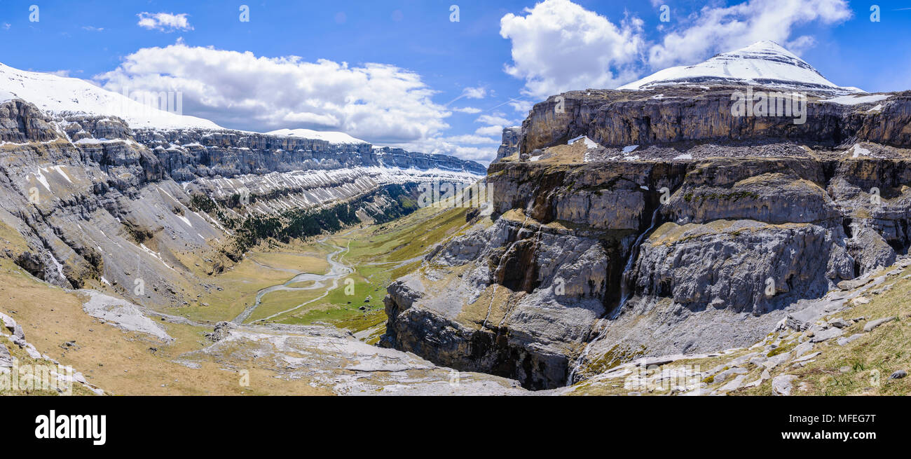 Vue panoramique dans la vallée d'Ordesa dans les Pyrénées aragonaises, Espagne Banque D'Images