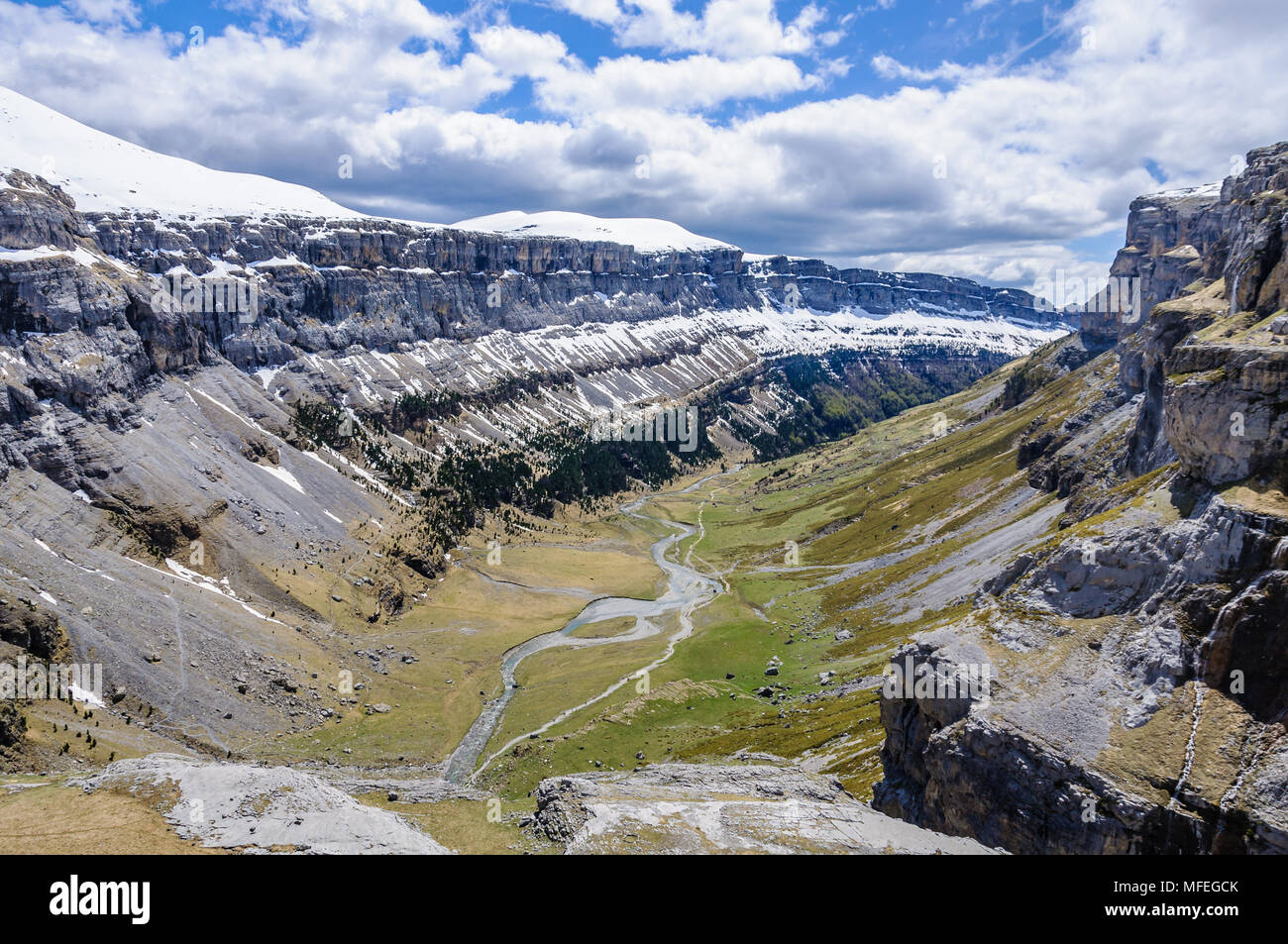 Vue panoramique dans la vallée d'Ordesa dans les Pyrénées aragonaises, Espagne Banque D'Images