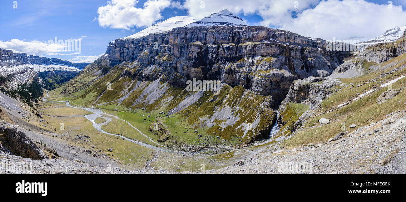 Vue panoramique dans la vallée d'Ordesa dans les Pyrénées aragonaises, Espagne Banque D'Images