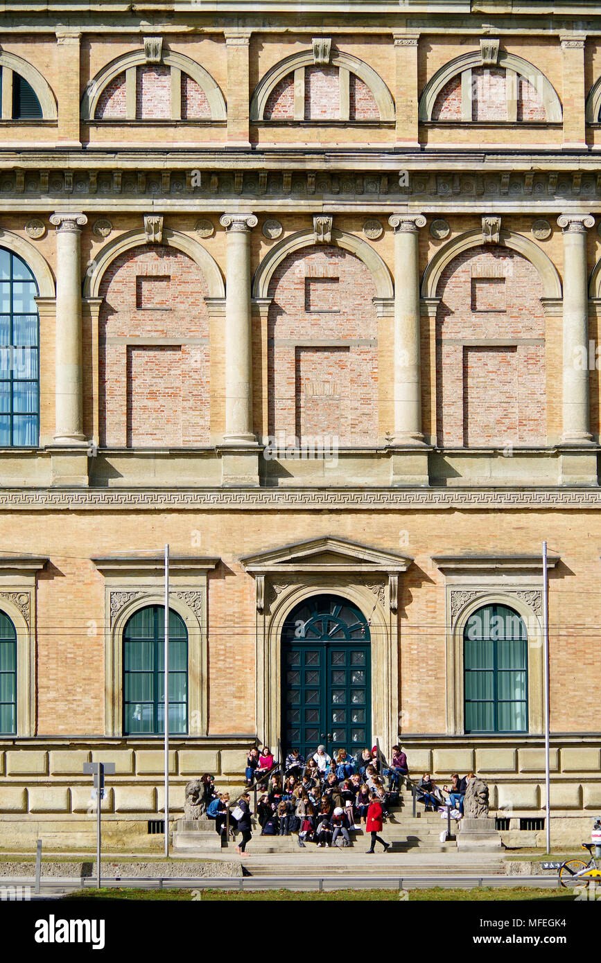 Extrémité ouest de l'Alte Pinakothek, Munich, avec un grand groupe d'écolières assis sur les marches en attendant d'entrer dans la galerie. Banque D'Images