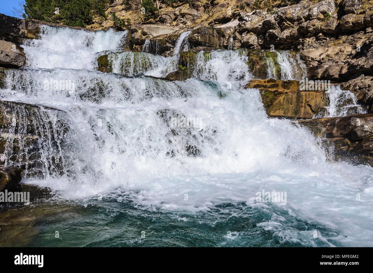 Cascade dans la vallée d'Ordesa en printemps dans les Pyrénées aragonaises, Espagne Banque D'Images