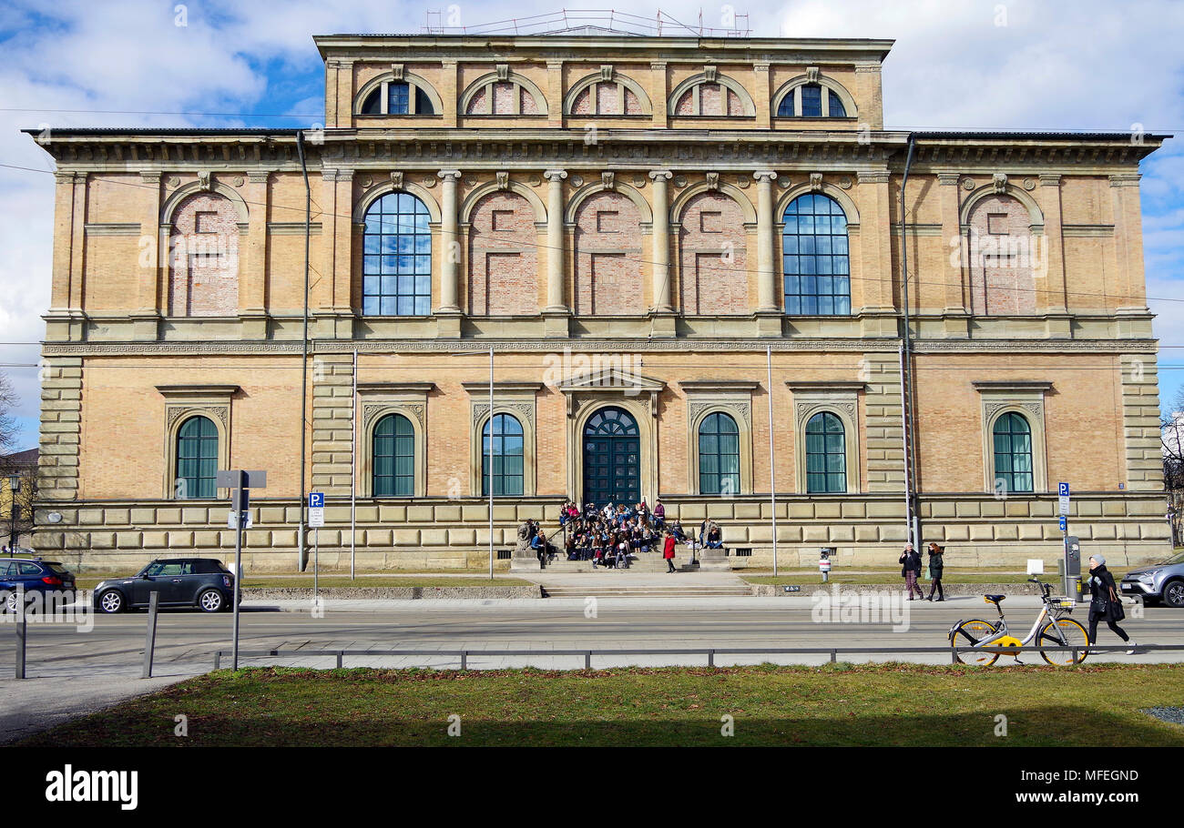 Extrémité ouest de l'Alte Pinakothek, Munich, avec un grand groupe d'écolières assis sur les marches en attendant d'entrer dans la galerie. Banque D'Images